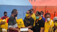 KETUA DPD Partai Golkar Jembrana, I Made Suardana, menyerahkan bantuan paket sembako kepada warga yang terdampak banjir di wilayah Kecamatan Pekutatan, Jembrana, Sabtu (23/1/2021). Foto: ist KETUA DPD Partai Golkar Jembrana, I Made Suardana, menyerahkan bantuan paket sembako kepada warga yang terdampak banjir di wilayah Kecamatan Pekutatan, Jembrana, Sabtu (23/1/2021). Foto: ist