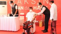GUBERNUR Koster; didampingi Kadiskes Suarjaya saat disuntik vaksin Covid-19 di RSBM, Kamis (14/1/2021). Foto: alt GUBERNUR Koster; didampingi Kadiskes Suarjaya saat disuntik vaksin Covid-19 di RSBM, Kamis (14/1/2021). Foto: alt