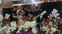KELUARGA Joger tampak memotong kue ulang tahun dalam puncak hari jadi Joger yang baru ke-40 serta hari pernikahan Mr. dan Mrs. Joger yang baru ke-40 + 2 tahun. Foto: alt KELUARGA Joger tampak memotong kue ulang tahun dalam puncak hari jadi Joger yang baru ke-40 serta hari pernikahan Mr. dan Mrs. Joger yang baru ke-40 + 2 tahun. Foto: alt