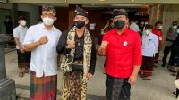 BAGUS Kertha Negara diapit IGN Jaya Negara dan Kadek Agus Arya Wibawa usai rapat pleno penetapan paslon terpilih, Sabtu (23/1/2021). Jaya Negara optimis proses usulan pelantikannya tidak akan terganjal di DPRD. Foto: hen BAGUS Kertha Negara diapit IGN Jaya Negara dan Kadek Agus Arya Wibawa usai rapat pleno penetapan paslon terpilih, Sabtu (23/1/2021). Jaya Negara optimis proses usulan pelantikannya tidak akan terganjal di DPRD. Foto: hen