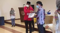KETUA KPU menyerahkan dokumen pleno penetapan kepada Ketua Tim Pemenangan Joda akbar . Foto: fik KETUA KPU menyerahkan dokumen pleno penetapan kepada Ketua Tim Pemenangan Joda akbar . Foto: fik