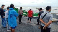 CUACA ekstrem mengakibatkan salah satu jukung nelayan terbalik di perairan laut Pantai Pasut, Desa Tibubiu, Kecamatan Kerambitan, Jumat (22/1/2021). Foto: ist CUACA ekstrem mengakibatkan salah satu jukung nelayan terbalik di perairan laut Pantai Pasut, Desa Tibubiu, Kecamatan Kerambitan, Jumat (22/1/2021). Foto: ist