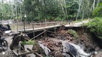 JEMBATAN darurat dari bahan banbu yang baru selesai dikerjakan dengan swadaya oleh masyarakat Lingkungan Tegalalang, Kelurahan Kawan, Bangli. Foto: ist JEMBATAN darurat dari bahan banbu yang baru selesai dikerjakan dengan swadaya oleh masyarakat Lingkungan Tegalalang, Kelurahan Kawan, Bangli. Foto: ist