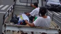JENAZAH Gede Seni diangkut dengan pikap dari RSUD Buleleng menuju rumahnya pada Sabtu (23/1/2021) karena tidak ada biaya membayar ambulans. Foto ini sempat viral di medsos. Foto: ist JENAZAH Gede Seni diangkut dengan pikap dari RSUD Buleleng menuju rumahnya pada Sabtu (23/1/2021) karena tidak ada biaya membayar ambulans. Foto ini sempat viral di medsos. Foto: ist