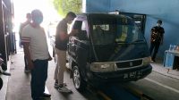 KADIS Perhubungan Kabupaten Gianyar, I Wayan Suamba, meninjau proses penginputan data kendaraan. Foto: adi KADIS Perhubungan Kabupaten Gianyar, I Wayan Suamba, meninjau proses penginputan data kendaraan. Foto: adi