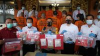 KAPOLRESTA Denpasar Kombes Pol Jansen Avitus Panjaitan tunjukan barang bukti 1,5 kilogram sabu yang diamankan dari bandar narkotika dalam konferensi pers