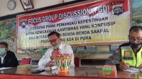 KASATRESKRIM Polres Bangli, AKP Androyuan Elim, saat diskusi grup terfokus (FGD) menyikapi maraknya pencurian benda sakral di ruang rapat kantor Desa Yangapi, Kecamatan Tembuku, Bangli, Rabu (20/1/2021). Foto: gia KASATRESKRIM Polres Bangli, AKP Androyuan Elim, saat diskusi grup terfokus (FGD) menyikapi maraknya pencurian benda sakral di ruang rapat kantor Desa Yangapi, Kecamatan Tembuku, Bangli, Rabu (20/1/2021). Foto: gia