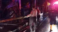 PETUGAS berusaha memadamkan api yang melalap bangunan ruko. Foto: ist PETUGAS berusaha memadamkan api yang melalap bangunan ruko. Foto: ist