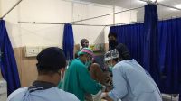 KORBAN kecelakaan lalu lintas di Lingkungan Tegal Suci, Kelurahan Kubu, Bangli, mendapat penanganan medis di RSUD Bangli. Foto: ist KORBAN kecelakaan lalu lintas di Lingkungan Tegal Suci, Kelurahan Kubu, Bangli, mendapat penanganan medis di RSUD Bangli. Foto: ist