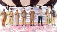 KEPALA Bappeda, Dr. Ir. H. Amry Rakhman bersama sejumlah pejabat lingkup Pemprov NTB bersama perwakilan UNDP-PETRA saat memulai mencanangkan pembangunan kembali sekolah terdampak gempa bumi 2018 di KLU. Foto: ist KEPALA Bappeda, Dr. Ir. H. Amry Rakhman bersama sejumlah pejabat lingkup Pemprov NTB bersama perwakilan UNDP-PETRA saat memulai mencanangkan pembangunan kembali sekolah terdampak gempa bumi 2018 di KLU. Foto: ist