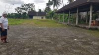 KEPALA Desa Sidan menunjukkan lokasi rencana pasar burung di Sidan. Foto: adi KEPALA Desa Sidan menunjukkan lokasi rencana pasar burung di Sidan. Foto: adi