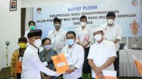 KETUA KPU Denpasar, I Wayan Arsajaya, menyerahkan hasil rapat pleno penghitungan suara Pilkada Denpasar 2020, beberapa waktu lalu. Untuk menelisik kualitas Pilkada, KPU Denpasar menggandeng Undiknas untuk melakukan riset. Foto: hen KETUA KPU Denpasar, I Wayan Arsajaya, menyerahkan hasil rapat pleno penghitungan suara Pilkada Denpasar 2020, beberapa waktu lalu. Untuk menelisik kualitas Pilkada, KPU Denpasar menggandeng Undiknas untuk melakukan riset. Foto: hen