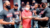 ANGGOTA Komisi I DPRD Bali, I Ketut Rochineng, membagikan 1,5 ton beras kepada para sopir angkot di Buleleng, Minggu (3/1/2021). Foto: ist ANGGOTA Komisi I DPRD Bali, I Ketut Rochineng, membagikan 1,5 ton beras kepada para sopir angkot di Buleleng, Minggu (3/1/2021). Foto: ist