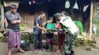 KODIM 1626/Bangli menggandeng komunitas Bali Trail Running menyerahkan bantuan paket sembako kepada anak yatim-piatu dan lansia di Desa Subaya, Kintamani, Bangli, Minggu (24/1/2021). Foto: ist KODIM 1626/Bangli menggandeng komunitas Bali Trail Running menyerahkan bantuan paket sembako kepada anak yatim-piatu dan lansia di Desa Subaya, Kintamani, Bangli, Minggu (24/1/2021). Foto: ist