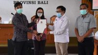 KOMISIONER KPU Bali, I Gusti Ngurah Agus Darmasanjaya, menyerahkan data pemilih berkelanjutan kepada komisioner Bawaslu Bali, I Ketut Rudia, disaksikan Widyastini dan Raka Nakula di KPU Bali, Rabu (27/1/2021). Foto: ist KOMISIONER KPU Bali, I Gusti Ngurah Agus Darmasanjaya, menyerahkan data pemilih berkelanjutan kepada komisioner Bawaslu Bali, I Ketut Rudia, disaksikan Widyastini dan Raka Nakula di KPU Bali, Rabu (27/1/2021). Foto: ist