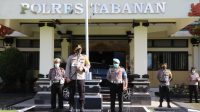 KAPOLRES Tabanan, AKBP Mariochristy Panca Sakti Siregar, saat memimpin apel pagi di halaman depan Polres Tabanan, Senin (11/1/2021). Foto: gap KAPOLRES Tabanan, AKBP Mariochristy Panca Sakti Siregar, saat memimpin apel pagi di halaman depan Polres Tabanan, Senin (11/1/2021). Foto: gap
