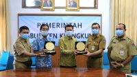 BUPATI Suwirta bersama Sekda Winastra, Kaban Kesbangpol Kusumajaya, dan Ketua FKUB Klungkung I Gusti Made Warsika, menunjukkan penghargaan Harmony Award 2020 di ruang rapat Kantor Bupati Klungkung, Senin (11/1/2021). Foto: ist BUPATI Suwirta bersama Sekda Winastra, Kaban Kesbangpol Kusumajaya, dan Ketua FKUB Klungkung I Gusti Made Warsika, menunjukkan penghargaan Harmony Award 2020 di ruang rapat Kantor Bupati Klungkung, Senin (11/1/2021). Foto: ist