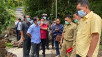 KOMISI III DPRD Bangli meninjau jalan ambrol di Dusun Selati, Desa Bunutin, Senin (18/1/2021). Foto: gia KOMISI III DPRD Bangli meninjau jalan ambrol di Dusun Selati, Desa Bunutin, Senin (18/1/2021). Foto: gia