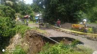 KONDISI jalan ambrol di timur SDN 3 Apuan, Kecamatan Susut, Bangli. Akibatnya, jalan hanya bisa dilintasi kendaraan roda dua, sedangkan roda empat tidak bisa lewat. Foto: ist KONDISI jalan ambrol di timur SDN 3 Apuan, Kecamatan Susut, Bangli. Akibatnya, jalan hanya bisa dilintasi kendaraan roda dua, sedangkan roda empat tidak bisa lewat. Foto: ist