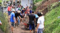 MASYARAKAT bersama TNI serta BPBD Klungkung membersihkan material longsor di Pura Paibon Tangkas Kori Agung Dusun Takedan, Desa Selat, Klungkung, Jumat (15/1/2021). Foto: ist MASYARAKAT bersama TNI serta BPBD Klungkung membersihkan material longsor di Pura Paibon Tangkas Kori Agung Dusun Takedan, Desa Selat, Klungkung, Jumat (15/1/2021). Foto: ist