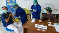 TENAGA kesehatan yang bertugas di RSUD Karangasem menjalani vaksinasi Covid-19 di poli vaksin Covid-19 RSUD Karangasem, Rabu (27/1/2021). Foto: ist TENAGA kesehatan yang bertugas di RSUD Karangasem menjalani vaksinasi Covid-19 di poli vaksin Covid-19 RSUD Karangasem, Rabu (27/1/2021). Foto: ist