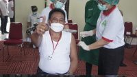 KETUA DPRD Denpasar, I Gusti Ngurah Gede, saat disuntik vaksin Covid-19, Jumat (15/1/2021) di RSUD Wangaya. Vaksinasi tahap pertama di Denpasar tidak diikuti oleh Wali Kota Rai Mantra dan Wakil Wali Kota Jaya Negara, sebab keduanya tercatat pernah terpapar Covid-19. Foto: ist KETUA DPRD Denpasar, I Gusti Ngurah Gede, saat disuntik vaksin Covid-19, Jumat (15/1/2021) di RSUD Wangaya. Vaksinasi tahap pertama di Denpasar tidak diikuti oleh Wali Kota Rai Mantra dan Wakil Wali Kota Jaya Negara, sebab keduanya tercatat pernah terpapar Covid-19. Foto: ist
