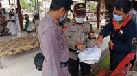 PETUGAS dari Polsek Blahbatuh melakuan olah TKP di Pura Ulun Suwi Sakenan, Banjar Tengah, Blahbatuh, Gianyar, Minggu (3/1/2021). Foto: ist PETUGAS dari Polsek Blahbatuh melakuan olah TKP di Pura Ulun Suwi Sakenan, Banjar Tengah, Blahbatuh, Gianyar, Minggu (3/1/2021). Foto: ist