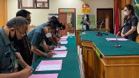 SELURUH aparatur Pengadilan Negeri Gianyar membaca ikrar dan menandatangani dokumen Pakta Integritas. Foto: adi SELURUH aparatur Pengadilan Negeri Gianyar membaca ikrar dan menandatangani dokumen Pakta Integritas. Foto: adi