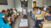 PERWAKILAN pedagang Pasar Seririt menyampaikan keberatan atas kenaikan tarif pungutan yang dilakukan PD Pasar Buleleng. Foto: rik PERWAKILAN pedagang Pasar Seririt menyampaikan keberatan atas kenaikan tarif pungutan yang dilakukan PD Pasar Buleleng. Foto: rik