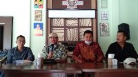 PASLON Jarot-Mokhlis didampingi tim kuasa hukumnya, Sirra Prayuna (dua kiri) dan DA Malik (kiri) saat memberikan keterangan kepada wartawan, Sabtu (30/1/2021). Foto: rul PASLON Jarot-Mokhlis didampingi tim kuasa hukumnya, Sirra Prayuna (dua kiri) dan DA Malik (kiri) saat memberikan keterangan kepada wartawan, Sabtu (30/1/2021). Foto: rul