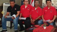 DEWA Made Mahayadnya (kanan) saat suatu kegiatan di DPD PDIP Bali, beberapa waktu lalu. Foto: hen DEWA Made Mahayadnya (kanan) saat suatu kegiatan di DPD PDIP Bali, beberapa waktu lalu. Foto: hen