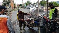 PELANGGAR prokes di Kintamani disanksi menyapu jalanan. Foto: ist PELANGGAR prokes di Kintamani disanksi menyapu jalanan. Foto: ist