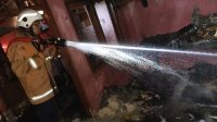 PETUGAS pemadam kebakaran memadamkan api yang menghanguskan satu bangunan di Banjar Penginyahan, Desa Tianyar, Kubu, Karangasem, Minggu (17/1/2021) tengah malam. Foto: ist PETUGAS pemadam kebakaran memadamkan api yang menghanguskan satu bangunan di Banjar Penginyahan, Desa Tianyar, Kubu, Karangasem, Minggu (17/1/2021) tengah malam. Foto: ist