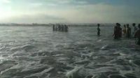 PETUGAS Balawista Gianyar saat melakukan evakuasi seorang anak terseret arus di Pantai Lebih, Gianyar. Foto: ist PETUGAS Balawista Gianyar saat melakukan evakuasi seorang anak terseret arus di Pantai Lebih, Gianyar. Foto: ist
