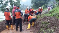 PETUGAS BPBD Buleleng dibantu warga desa Sepang Kelod, secara manual membersihkan material sisa longsor yang menutup jalan, yang dilakukan sebelum alat berat datang. Foto: ist PETUGAS BPBD Buleleng dibantu warga desa Sepang Kelod, secara manual membersihkan material sisa longsor yang menutup jalan, yang dilakukan sebelum alat berat datang. Foto: ist