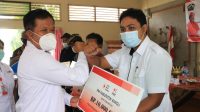 KETUA PMI Bangli yang juga Wakil Bupati Bangli, Sang Nyoman Sedana Arta menyerahkan bantuan program penguatan penanggulangan Covid-19 kepada 10 desa di Bangli, usai membuka Musyawarah Kerja Kabupaten (Mukerkab) PMI Bangli tahun 2021 di ruang pertemuan Dinas PKP Bangli, Rabu (20/1/2021). Foto: gia KETUA PMI Bangli yang juga Wakil Bupati Bangli, Sang Nyoman Sedana Arta menyerahkan bantuan program penguatan penanggulangan Covid-19 kepada 10 desa di Bangli, usai membuka Musyawarah Kerja Kabupaten (Mukerkab) PMI Bangli tahun 2021 di ruang pertemuan Dinas PKP Bangli, Rabu (20/1/2021). Foto: gia