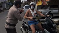 ANGGOTA Polsek Ubud sosialisasi prokes kepada orang asing yang tinggal di Ubud. Foto: adi ANGGOTA Polsek Ubud sosialisasi prokes kepada orang asing yang tinggal di Ubud. Foto: adi