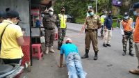 PETUGAS gabungan TNI, Polri, Satpol PP, BPBD, Dinas Kesehatan dan pecalang menindak 13 pelanggar prokes di Penelokan. Foto: ist PETUGAS gabungan TNI, Polri, Satpol PP, BPBD, Dinas Kesehatan dan pecalang menindak 13 pelanggar prokes di Penelokan. Foto: ist