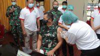 PETUGAS kesehatan menyuntikkan vaksin Sinovac ke Pangdam IX/Udayana, mayjen TNI Maruli Simanjuntak, di RSUD Wangaya, Jumat (15/1/2021). Foto: ist PETUGAS kesehatan menyuntikkan vaksin Sinovac ke Pangdam IX/Udayana, mayjen TNI Maruli Simanjuntak, di RSUD Wangaya, Jumat (15/1/2021). Foto: ist