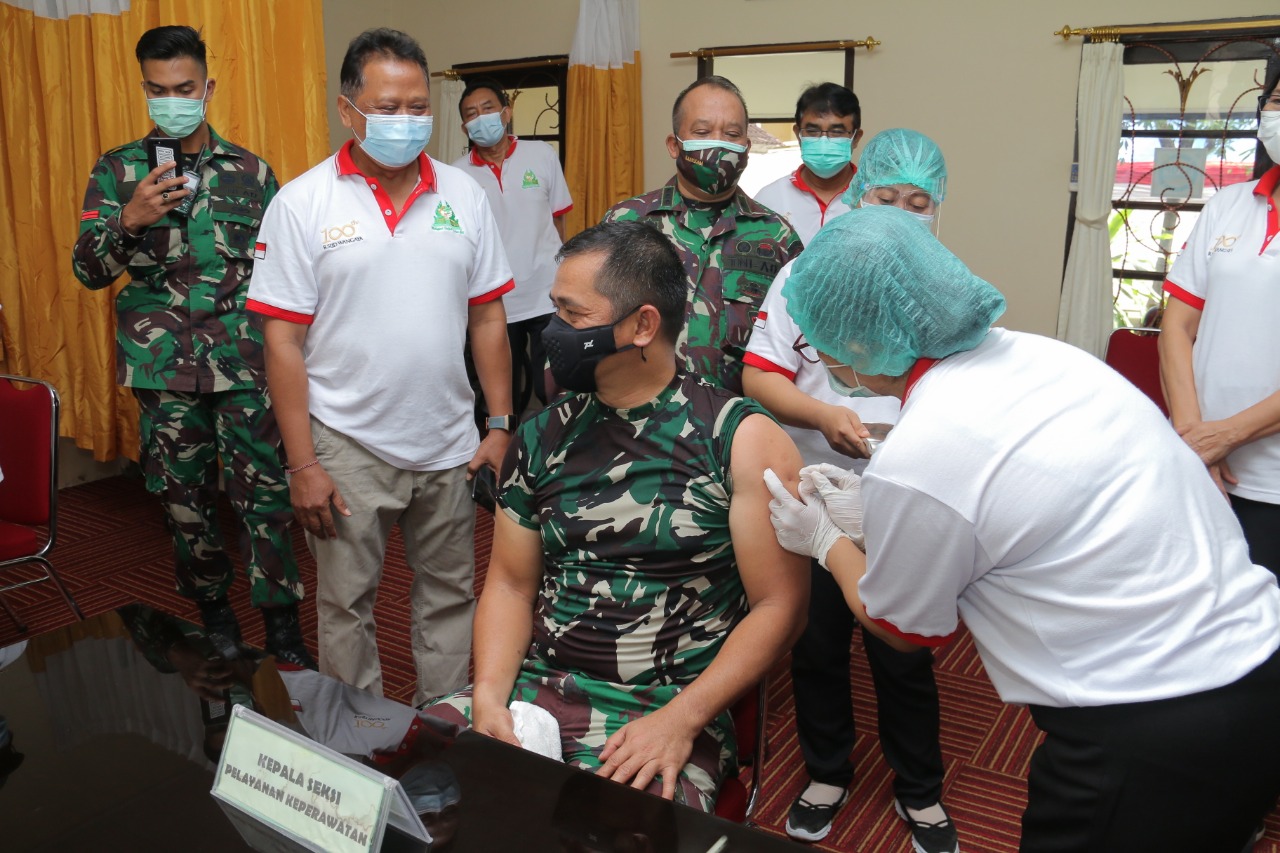 PETUGAS kesehatan menyuntikkan vaksin Sinovac ke Pangdam IX/Udayana, mayjen TNI Maruli Simanjuntak, di RSUD Wangaya, Jumat (15/1/2021). Foto: ist