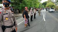 Pecalang ikut dalam operasi yustisi di Bali