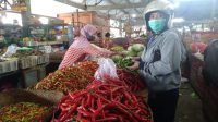Pedagang di Pasar Anyar Singaraja SALAH satu pedagang cabai di Pasar Anyar Singaraja. Foto: rik Pedagang di Pasar Anyar Singaraja SALAH satu pedagang cabai di Pasar Anyar Singaraja. Foto: rik