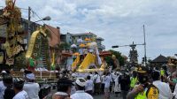 IRING-IRINGAN bade dan Naga Banda yang membawa jenazah dr. Tjokorda Gde Agung menuju Setra Tegal Linggah dengan penerapan prokes Covid-19 ketat, Rabu (6/1/2021). Foto: ist IRING-IRINGAN bade dan Naga Banda yang membawa jenazah dr. Tjokorda Gde Agung menuju Setra Tegal Linggah dengan penerapan prokes Covid-19 ketat, Rabu (6/1/2021). Foto: ist