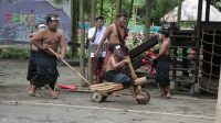 PAGELARAN permainan rakyat di bantaran Tukad Bindu, Kesiman serangkaian Denpasar Festival (Denfest) ke-13 yang digelar pada Kamis (31/12/2020) dengan menerapkan prokes ketat. Foto: ist PAGELARAN permainan rakyat di bantaran Tukad Bindu, Kesiman serangkaian Denpasar Festival (Denfest) ke-13 yang digelar pada Kamis (31/12/2020) dengan menerapkan prokes ketat. Foto: ist