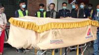 JENAZAH pramugari Sriwijaya Air SJ 182, Mia Tresetyani Wadu, saat tiba di Terminal Kargo Bandara Ngurah Rai, Rabu (20/1/2021). Foto: ist JENAZAH pramugari Sriwijaya Air SJ 182, Mia Tresetyani Wadu, saat tiba di Terminal Kargo Bandara Ngurah Rai, Rabu (20/1/2021). Foto: ist