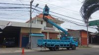 Petugas Dishub Buleleng melakukan perbaikan titik LPJU