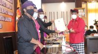 BUPATI Tabanan terpilih I Komang Gede Sanjaya saat menerima Berita Acara Penetapan Calon Bupati dan Wakil Bupati Tabanan Terpilih dari Ketua KPU Tabanan I Gede Putu Weda Subawa, Sabtu (23/1/2021). Foto: ist BUPATI Tabanan terpilih I Komang Gede Sanjaya saat menerima Berita Acara Penetapan Calon Bupati dan Wakil Bupati Tabanan Terpilih dari Ketua KPU Tabanan I Gede Putu Weda Subawa, Sabtu (23/1/2021). Foto: ist