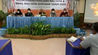 RAPAT evaluasi Pilkada Denpasar 2020 dilakukan KPU bersama jajaran PPS, Rabu (27/1/2021). Untuk menerapkan prokes, peserta PPS dibagi dua sif agar bisa penjarakan fisik dalam ruangan. Foto: HEN RAPAT evaluasi Pilkada Denpasar 2020 dilakukan KPU bersama jajaran PPS, Rabu (27/1/2021). Untuk menerapkan prokes, peserta PPS dibagi dua sif agar bisa penjarakan fisik dalam ruangan. Foto: HEN