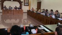 RAPAT kerja Komisi III DPRD Bali bersama Balai Besar Pelaksana Jalan Nasional Jatim-Bali dan Balai Wilayah Sungai, Rabu (20/1/2021). Dewan minta program yang dijalankan dengan padat karya itu memprioritaskan warga lokal untuk memberi efek berganda ekonomi, terutama di tengah pandemic Covid-19. Foto: hen RAPAT kerja Komisi III DPRD Bali bersama Balai Besar Pelaksana Jalan Nasional Jatim-Bali dan Balai Wilayah Sungai, Rabu (20/1/2021). Dewan minta program yang dijalankan dengan padat karya itu memprioritaskan warga lokal untuk memberi efek berganda ekonomi, terutama di tengah pandemic Covid-19. Foto: hen