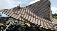 SEBUAH bangunan rumah joglo milik warga di Banjar Panti, Desa Pandak Gede, Kecamatan Kediri, roboh, Rabu (27/1). Foto: ist SEBUAH bangunan rumah joglo milik warga di Banjar Panti, Desa Pandak Gede, Kecamatan Kediri, roboh, Rabu (27/1). Foto: ist